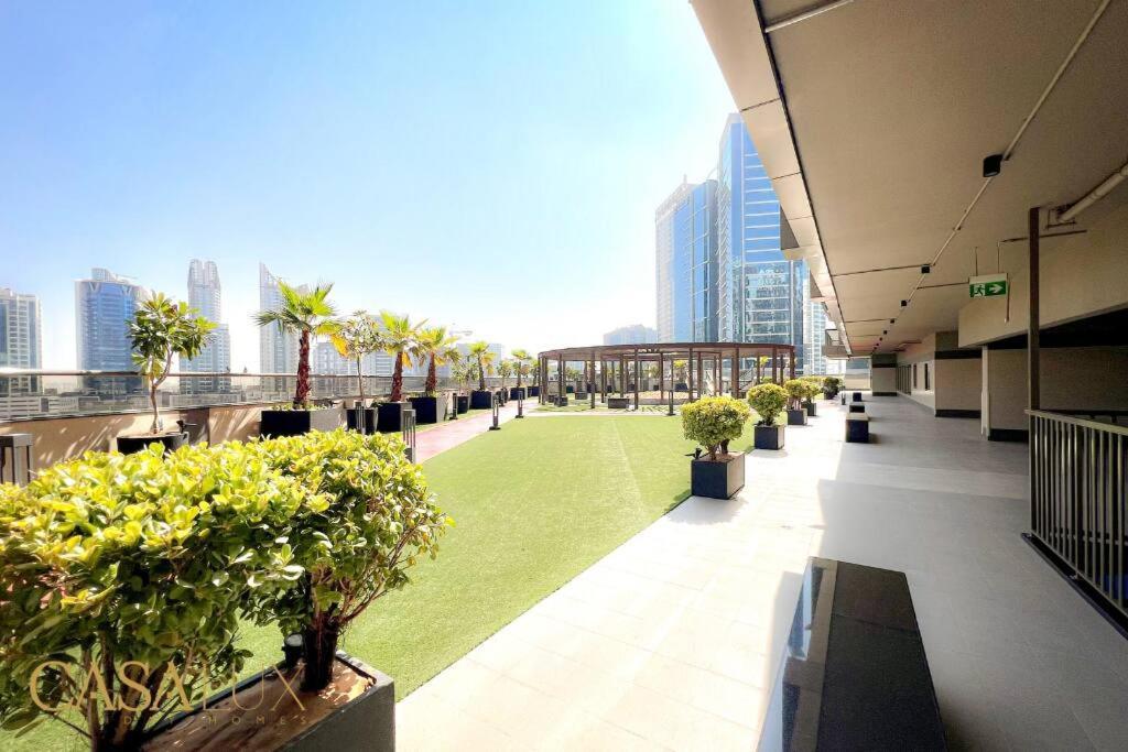 Lovely Big Studio W/ Burj Khalifa View In Downtown Dubai Exteriör bild